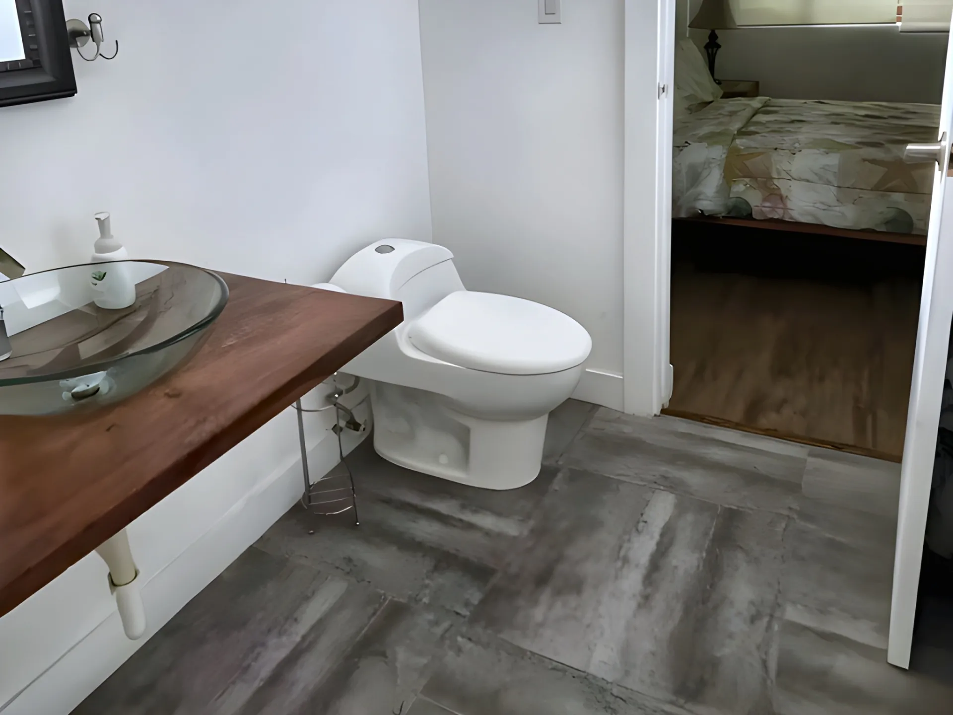 Jack-and-Jill bathroom in Gemini I