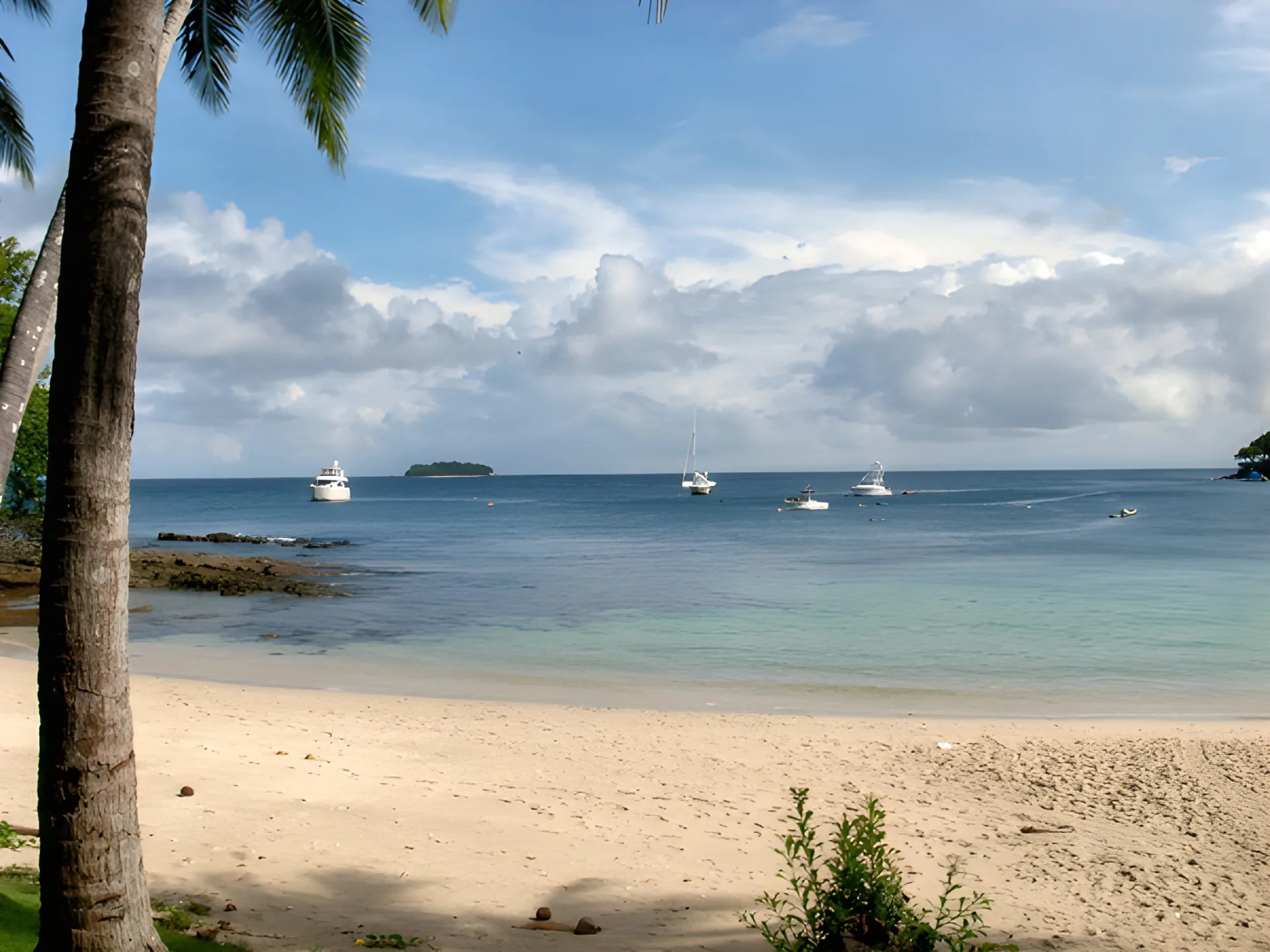 Boats moored off Playa Ejecutiva, Contadora